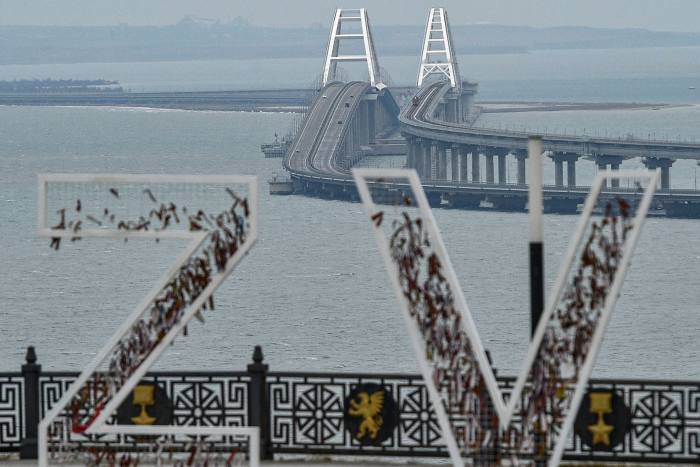 Jambatan Selat Kerch, yang menghubungkan semenanjung Crimea ke tanah besar Rusia