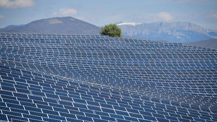 Solar power investment to exceed oil for first time, says IEA chief - Financial Times (Picture 1)
