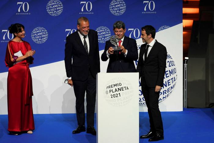 Jorge Díaz, Antonio Mercero and Agustín Martínez receive the trophy for their novel ‘La Bestia’ in Barcelona on October 15