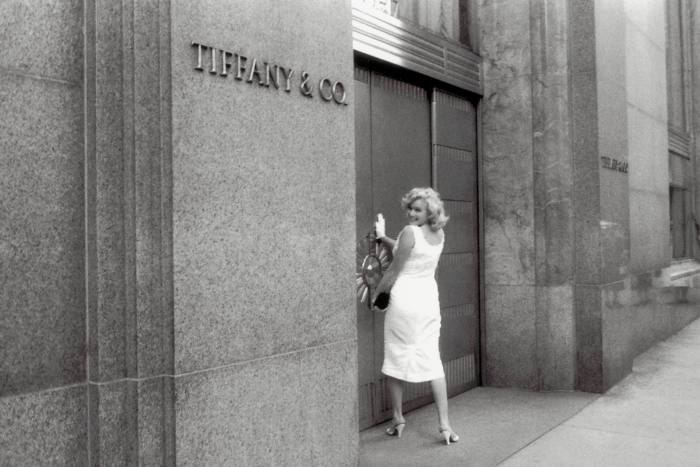 Marilyn Monroe di Tiffany & Co pada tahun 1957