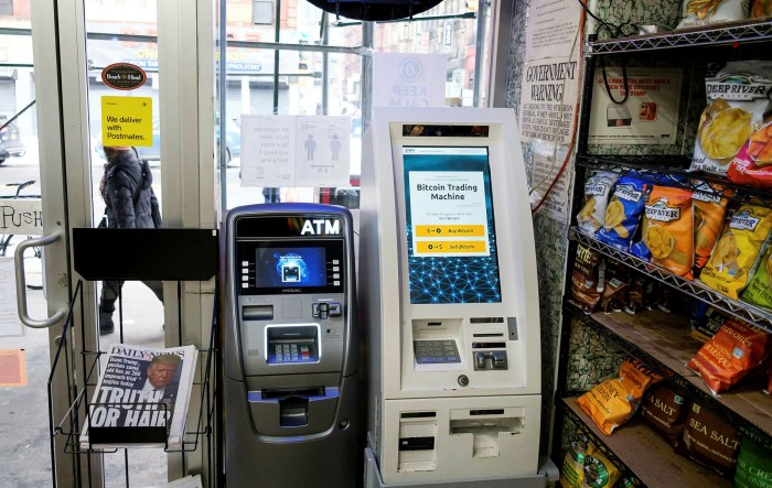 Um caixa automático Bitcoin em uma loja em Nova York