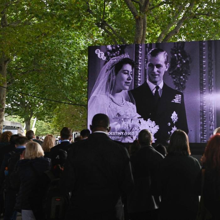 Images d'archives du prince Philip et de la reine sur un écran