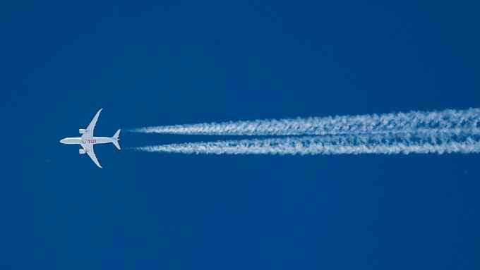 Airliner in flight with con trail