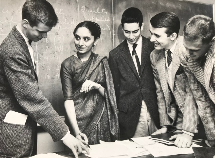 Desai enseña a estudiantes universitarios en la Universidad de Harvard