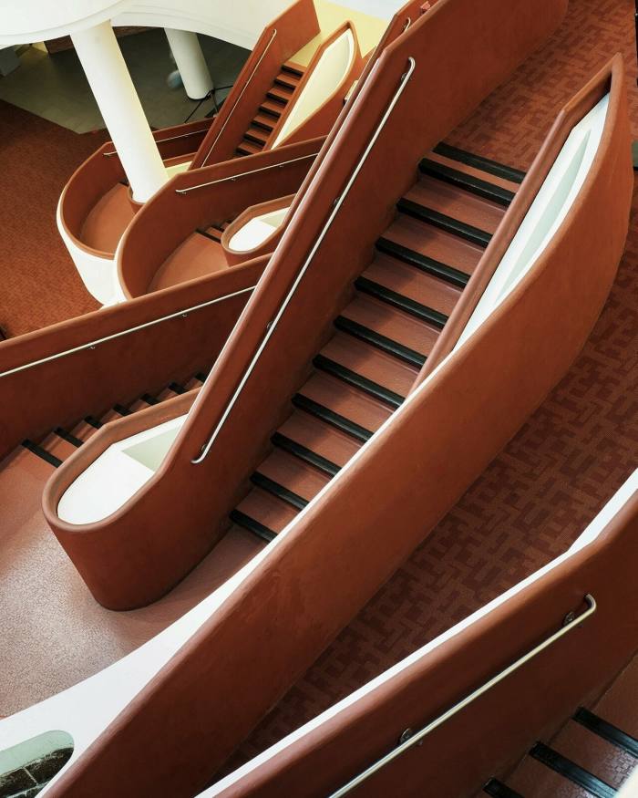 Escaleras curvas en la Biblioteca de referencia de Toronto