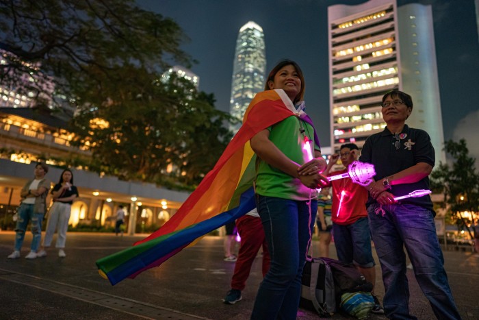 LHBT+-aanhangers houden glowsticks vast tijdens een bijeenkomst voor de Internationale Dag tegen Homofobie in Hong Kong in 2019