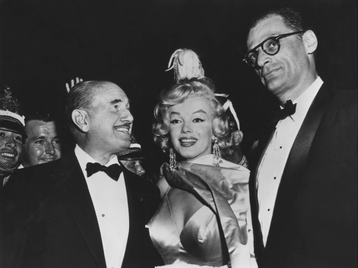 Szef studia Jack Warner pozuje z Marilyn Monroe i Arthurem Millerem