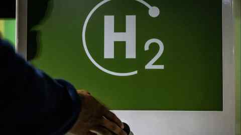 Bir işçi yeşil bir hidrojen yakıt ikmali istasyonunda Transporte Metropolitano de Barcelona (TMB) şehir otobüsüne yakıt doldurmaya hazırlanıyor