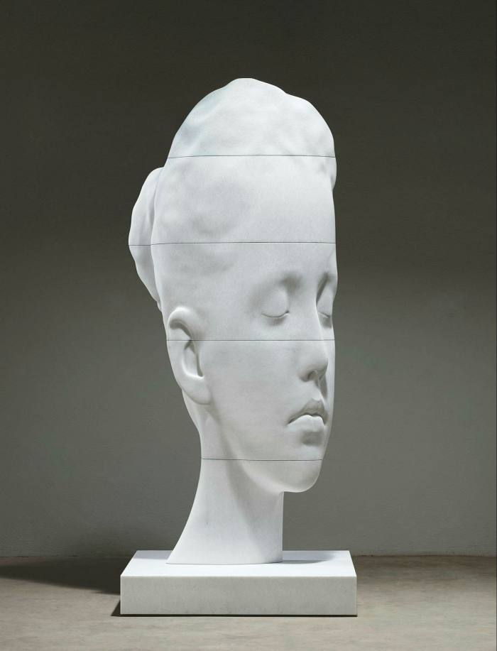 Sculpture en marbre blanc d'une tête de femme aux yeux fermés