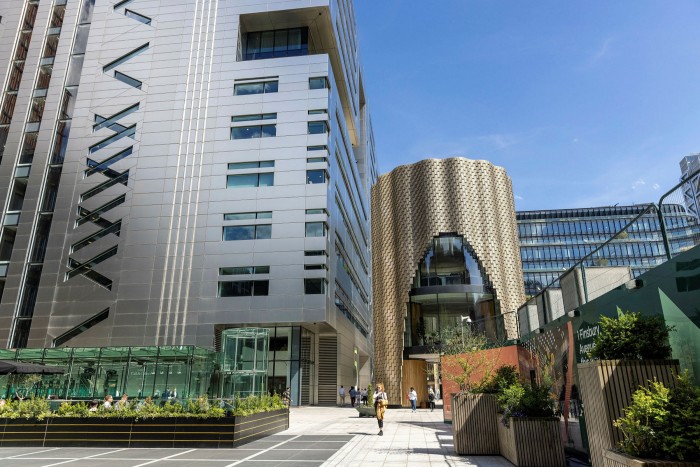 Londono UBS būstinė 5 Broadgate parduota už daugiau nei 1,2 mlrd.