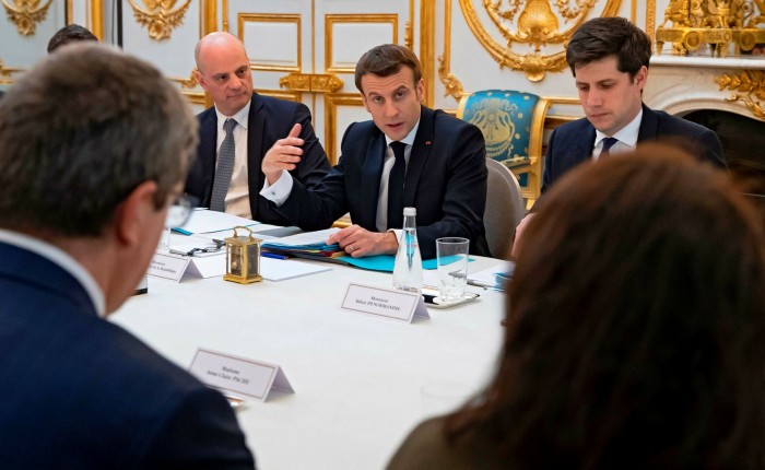 Presidential concern: Emmanuel Macron flanked by ministers