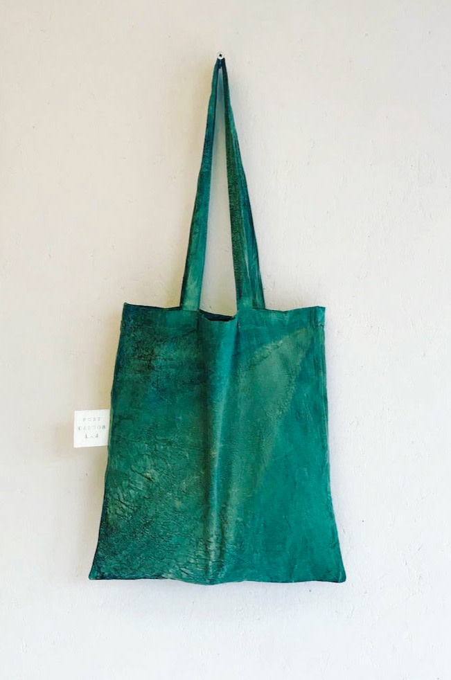 An upcycled organic cotton tote with photosynthetic coating