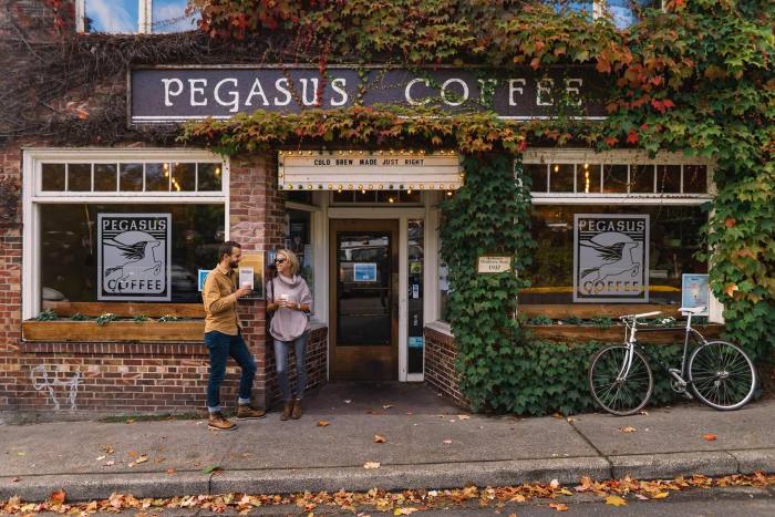 Клиентите стоят пред кафене Pegasus на остров Бейнбридж, Вашингтон