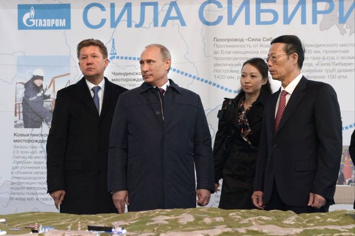 Alexei Miller, Vladimir Putin y Zhang Gaoli asisten a la ceremonia de soldadura de la primera junta de “El Poder de Siberia”.