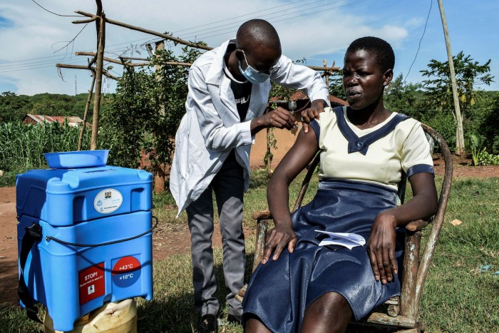 Ein medizinischer Mitarbeiter injiziert in Siaya, Kenia, den Oxford/AstraZeneca Covid-19-Impfstoff, während Impfstoffe an Menschen geliefert werden, die weit von Gesundheitseinrichtungen entfernt leben.  Die Entwicklung der Produktion auf dem Kontinent wird Zeit brauchen, sagt Ugur Sahin 