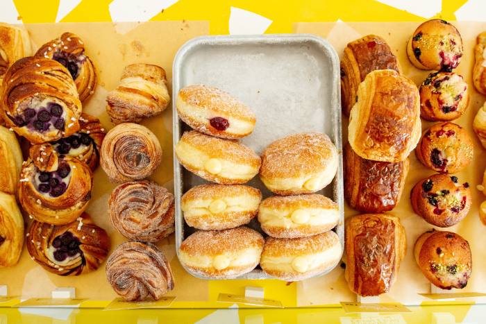 Donat, pastri dan roti kayu manis di Tough Mary's Bakehouse
