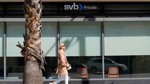 Seorang pejalan kaki berjalan melepasi cawangan Silicon Valley Bank di Pasadena, California