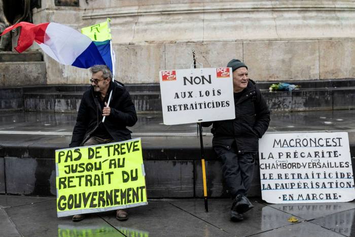 I manifestanti hanno fatto il loro punto a Parigi durante le manifestazioni contro i piani di riforma delle pensioni lo scorso anno