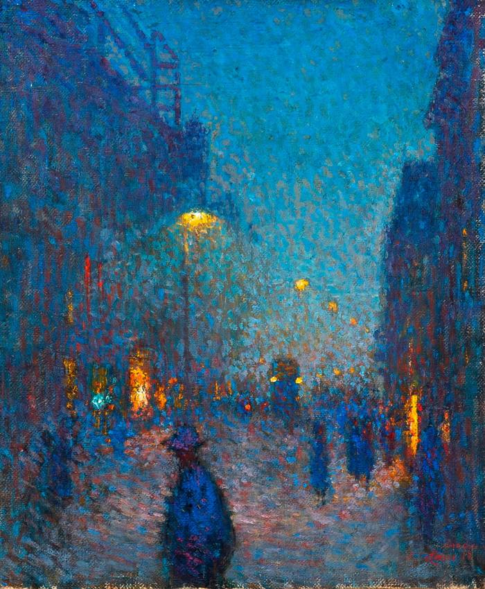 Une peinture de style impressionniste d'une rue au crépuscule avec un ciel bleu, des silhouettes sombres et des taches de lumière rougeoyante