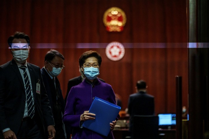 Carrie Lam, Hong Kong se uitvoerende hoof, wat die herstel van kwarantynvrye reise met China eerder as met die res van die wêreld geprioritiseer het