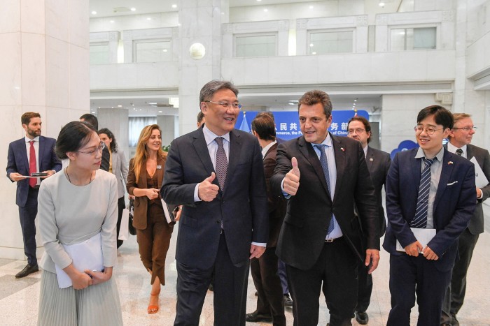 El ministro de Economía de Argentina, Sergio Massa, segundo a la derecha, se reúne con el ministro de Comercio de China, Wang Wentao, durante su visita a Beijing.