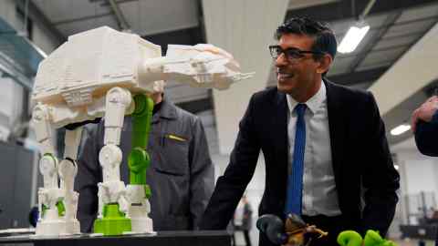 Rishi Sunak looks at a 3D-printed model in Abingdon