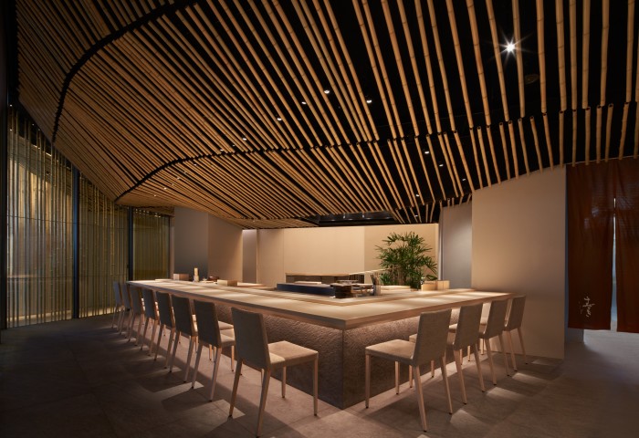 “Batu, air, kertas washi, bambu, dan kayu hinoki menciptakan suasana meditatif yang minimalis” di Suzuki