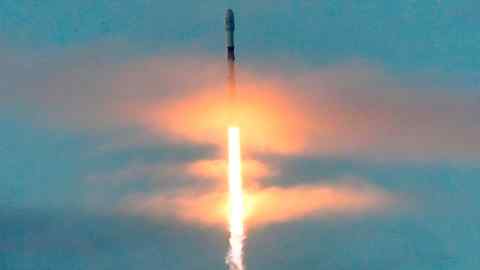 Rakieta SpaceX Falcon 9 z 10 satelitami Iridium Communications startuje przez chmury nad bazą sił powietrznych Vandenberg w pobliżu Lompoc w Kalifornii.