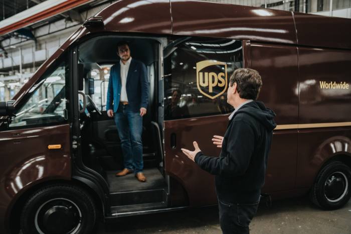 Un fourgon électrique Arrival aux couleurs du groupe de livraison UPS
