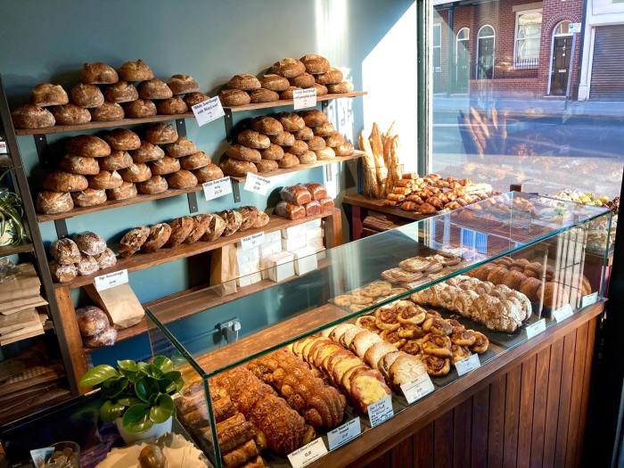 Roti disusun tinggi di Bread Addiction, Southsea