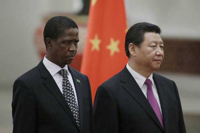 Le président zambien Edgar Lungu, à gauche, et le président chinois Xi Jinping lors d'une cérémonie d'accueil à Pékin