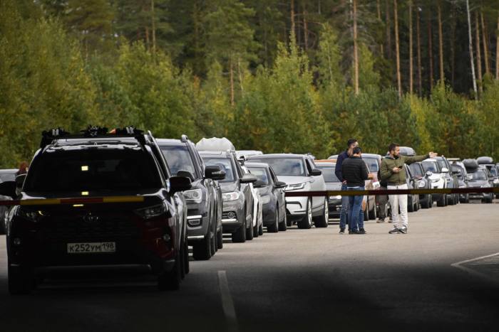 Автомобили, прибывающие из России, стоят в длинных очередях на пограничном пункте между Россией и Финляндией недалеко от Ваалимаа, Финляндия, 22 сентября 2022 года.