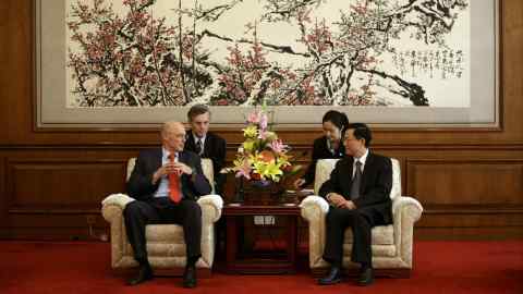 Henry Paulson, de toenmalige minister van Financiën, vertrok, ontmoet de toenmalige Chinese minister van Financiën Xie Xuren in 2008 in Peking