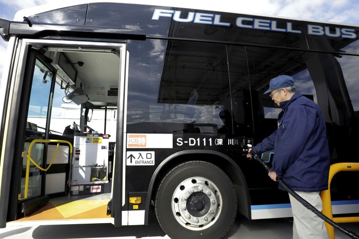 A worker refuels one of Tokyo’s hydrogen buses. A shortage of filling stations may delay further take-up of the technology