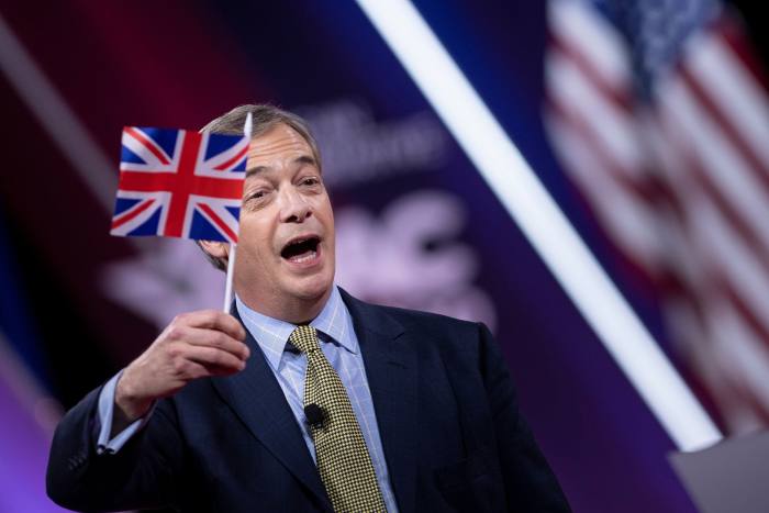 Nigel Farage ondeando una bandera del Reino Unido