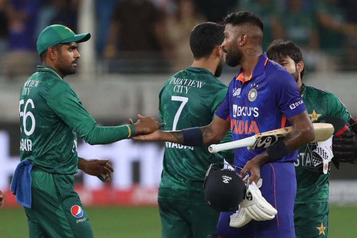 L'Indien Hardik Pandya, à droite, serre la main du capitaine pakistanais Babar Azam après avoir remporté le match de la Coupe d'Asie à Leicester le 28 août