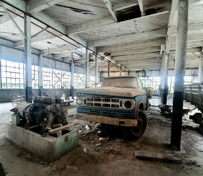 Um carro abandonado parado em um prédio em Fordlândia.  Henry Ford nunca visitou seu último grande projeto, e a fazenda Amazon falhou miseravelmente