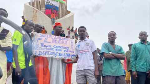 Aanhangers van de defensie- en veiligheidstroepen bij een demonstratie buiten de nationale vergadering in de Nigerese hoofdstad Niamey