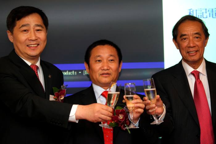 From left to right, Liaoning deputy governor Liu Guoqiang, Zhongwang founder Liu Zhongtian and Hong Kong stock exchange chairman Ronald Arculli celebrate Zhongwang’s listing in Hong Kong in 2009