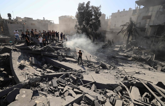 Palestijnen zoeken naar overlevenden in het puin van gebouwen die zijn verwoest tijdens het Israëlische bombardement op Khan Yunis in de zuidelijke Gazastrook