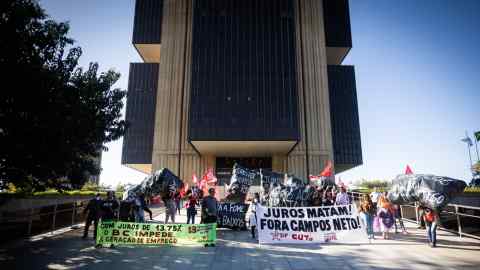 Miembros del sindicato Central Unificada de Trabajadores protestan contra el aumento de las tasas de interés frente a la sede del banco central en Brasilia en junio.