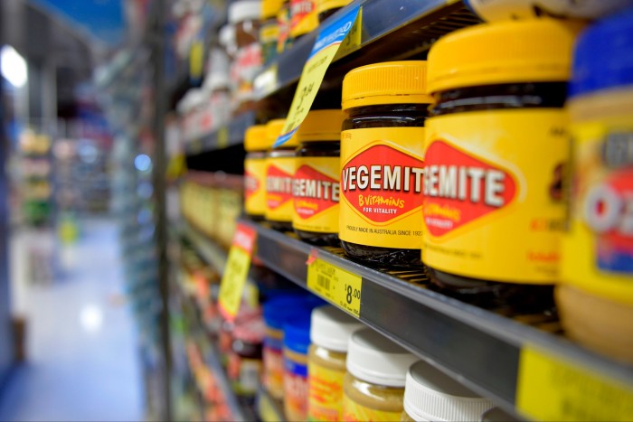 Los frascos de Vegemite se encuentran en un estante de una tienda de comestibles de Melbourne.