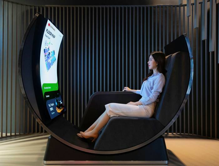 Der Medienstuhl von LG kombiniert eine Liege mit einem gebogenen 55-Zoll-Bildschirm