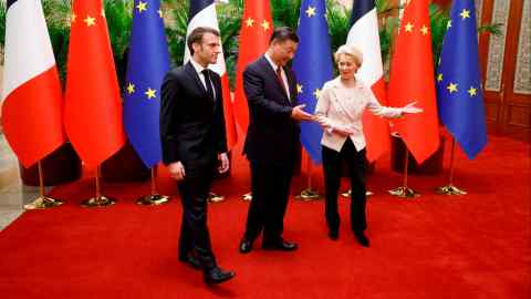 Chinese president Xi Jinping, zijn Franse tegenhanger Emmanuel Macron en voorzitter van de Europese Commissie Ursula von der Leyen in Peking, april 2023