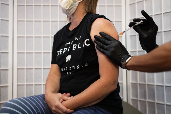 Un trabajador de la salud administra una dosis de la vacuna Novavax Covid-19