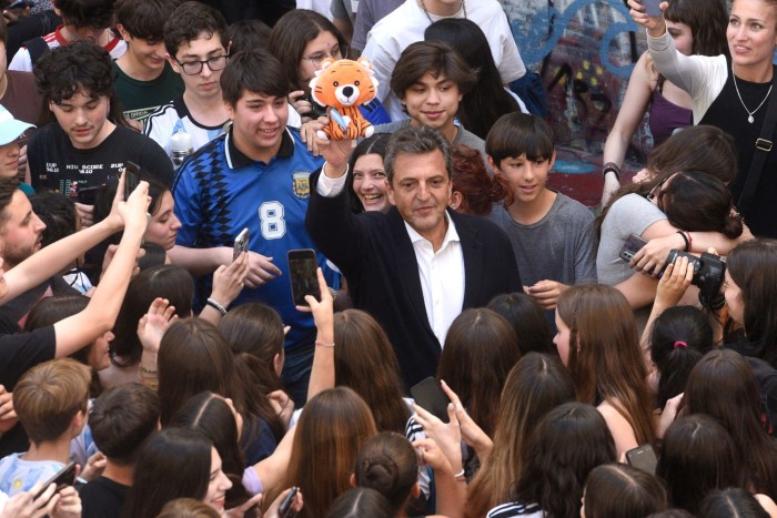Sergio Massa encontra alunos em uma escola em Buenos Aires