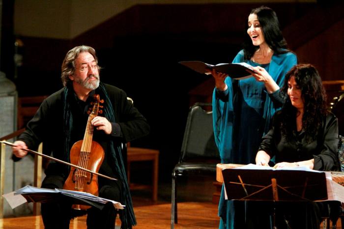 Στη σκηνή, ένας άντρας κάθεται και παίζει Viola da Gamba με φιόγκο ενώ μια γυναίκα στέκεται δίπλα του και τραγουδά.  Κάθεται δίπλα σε μια άλλη γυναίκα που παίζει ένα μουσικό όργανο
