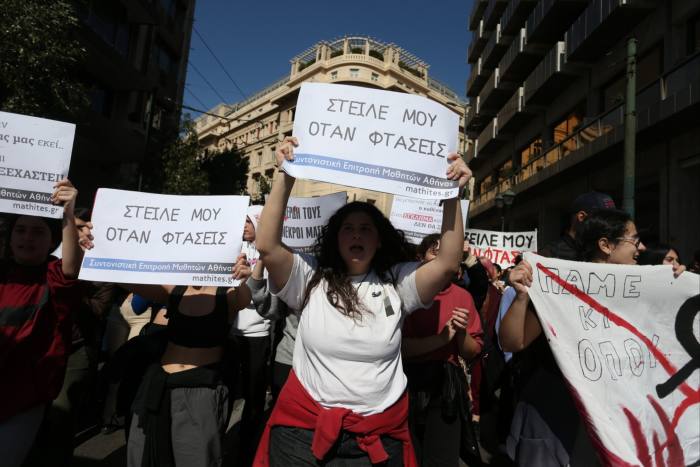 Estudiantes universitarios participan en una manifestación que conduce a la sede del operador privado Hellenic Train para protestar por la muerte de decenas de personas en el peor accidente ferroviario de Grecia.