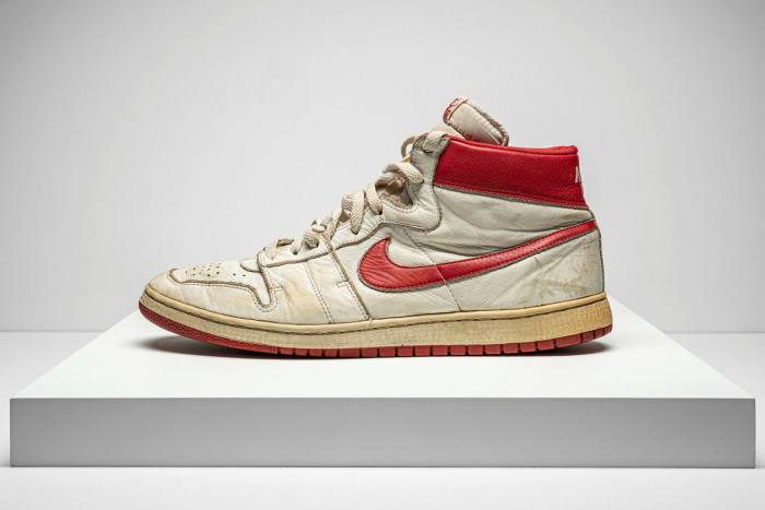   Se espera que un par de zapatos viejos de Michael Jordan traigan de $ 350,000 a $ 550,000 en Christie's. 