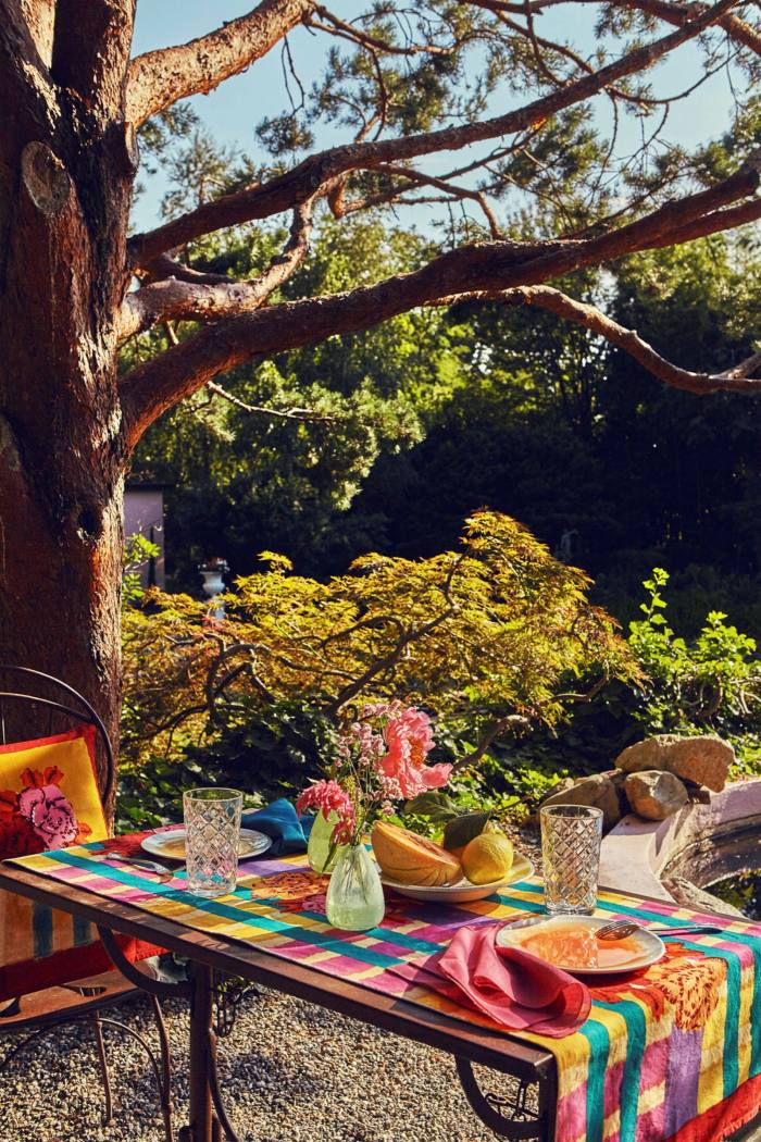 Un mantel a cuadros brillante sobre una mesa en un jardín.